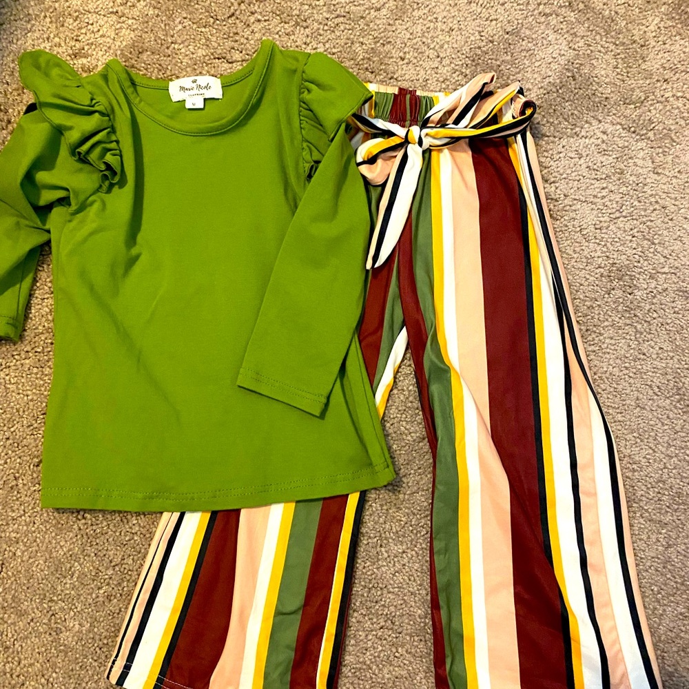 Size Medium 3-4T outfit like new.